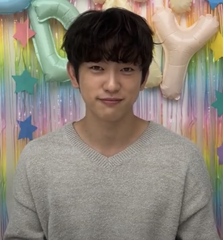 Jinyoung is live he looks so good

#Jinyoung #진영 <a href="/JINYOUNG/">박진영</a>