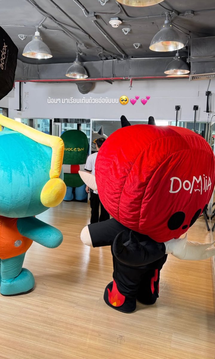 โดเมียร์ไปแอบซ้อมเต้นอ้ะป่าวววว กิจกรรมเยอะม้ากกกก  🍎🍉 🤏🏻

IGs :f.fford

#DOMIIA 
#PerthSanta #เพิร์ธแซนต้า 
#PerthTanapon #Santapp