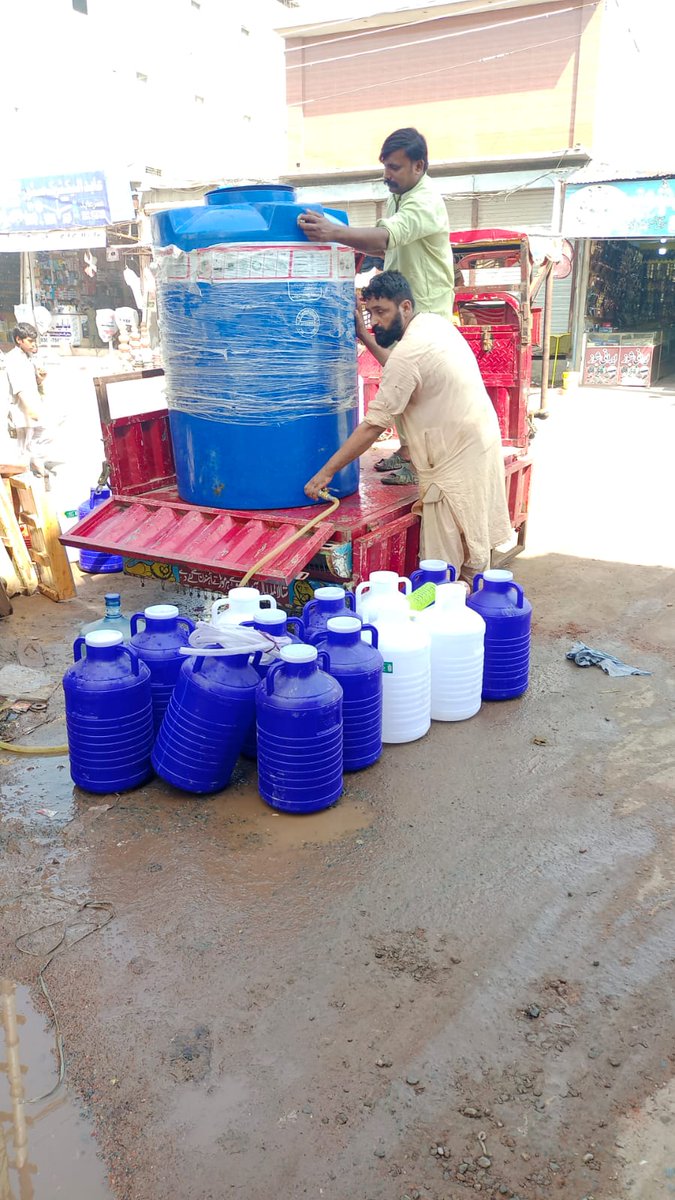 ملتان درخانہ علاقہ میں صاف پانی کا بحران شدت اختیار کرگیا ہے۔۔ ہم روانہ دو ٹن لیٹر پانی پہنچا رہے ہیں
 یا اللہ آسانیاں پیدا کرے آمین