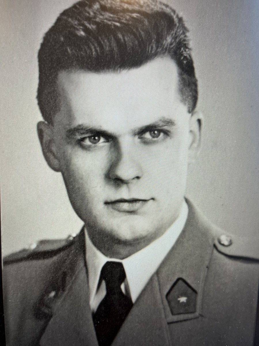 #herdacht - 22/09
Onderluitenant René Jozef August De Greef
Geb.18/9/1934 Dworp
Gest.22/9/1960 Lac Tanganyika, Burundi
1e cyclisten, 1e Marscompagnie, Belgische troepen in Rwanda-Burundi
Stamnr. O/78630
Verdronken in meer na crash met helikopter
<a href="/Defensieblog/">Defensieblog</a>