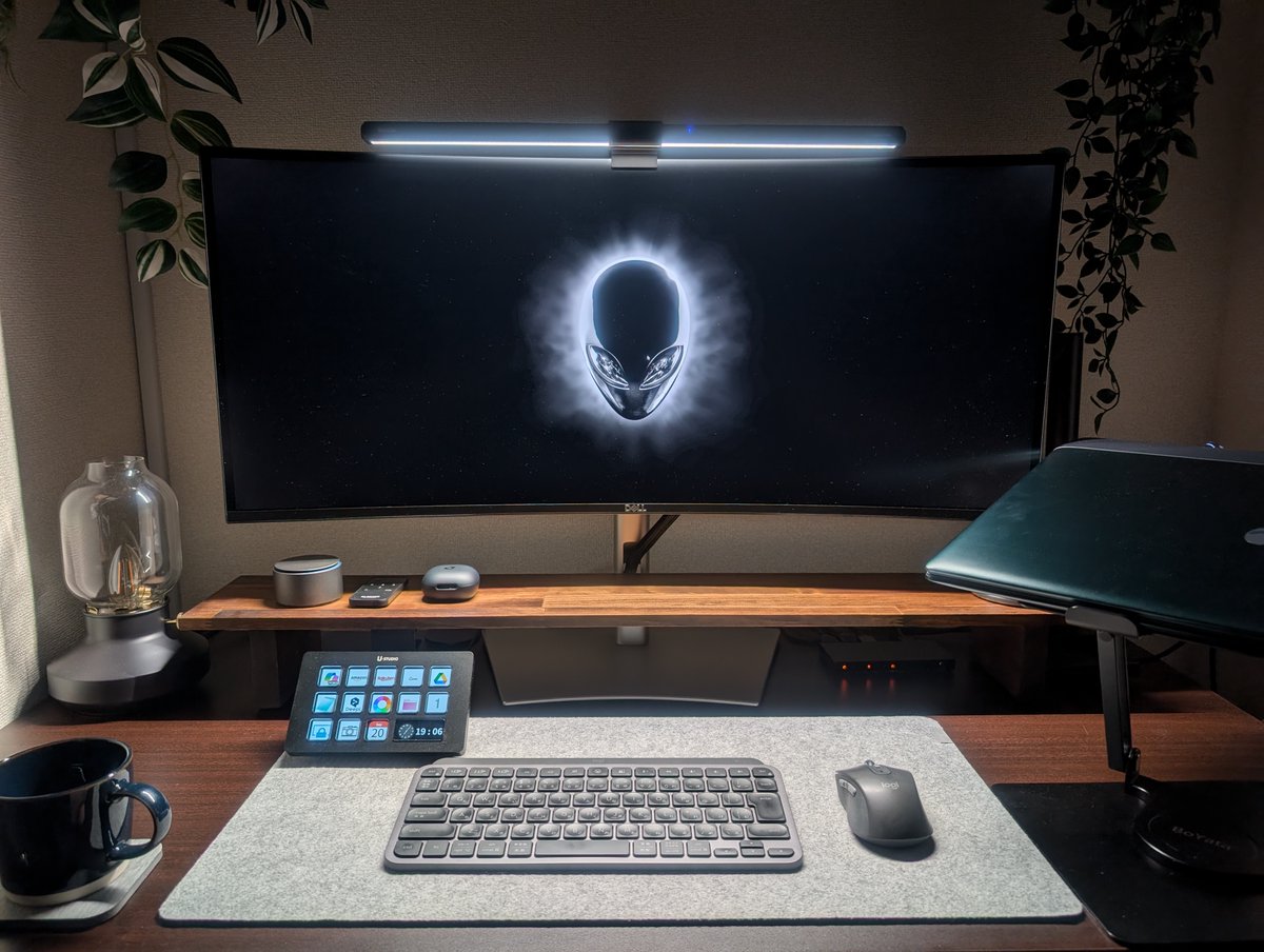 kakutougidotnet's tweet image. デル アンバサダープログラムでお借りしているU3425WE

IPS Blackパネルが採用されており、従来のIPSよりも35%深い黒色を表現できるとのこと

たしかに黒が真っ黒に近く、コントラストも美しい

普段使っているモニターの黒は黒じゃなかったみたい

#デルアンバサダー #ハイエンドモニター #desksetup