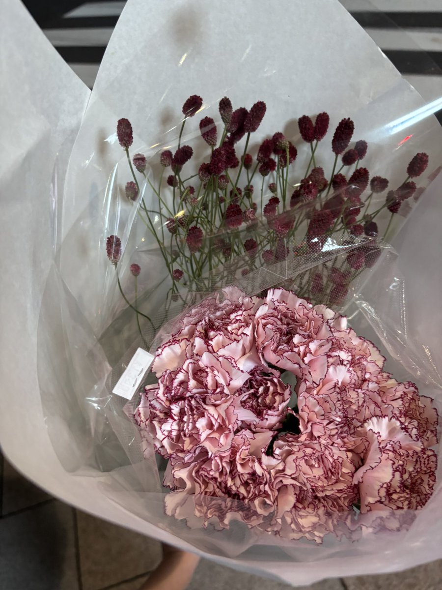 吾亦紅買ってきた。
隣で焼き芋も。今日はシルクスイート。