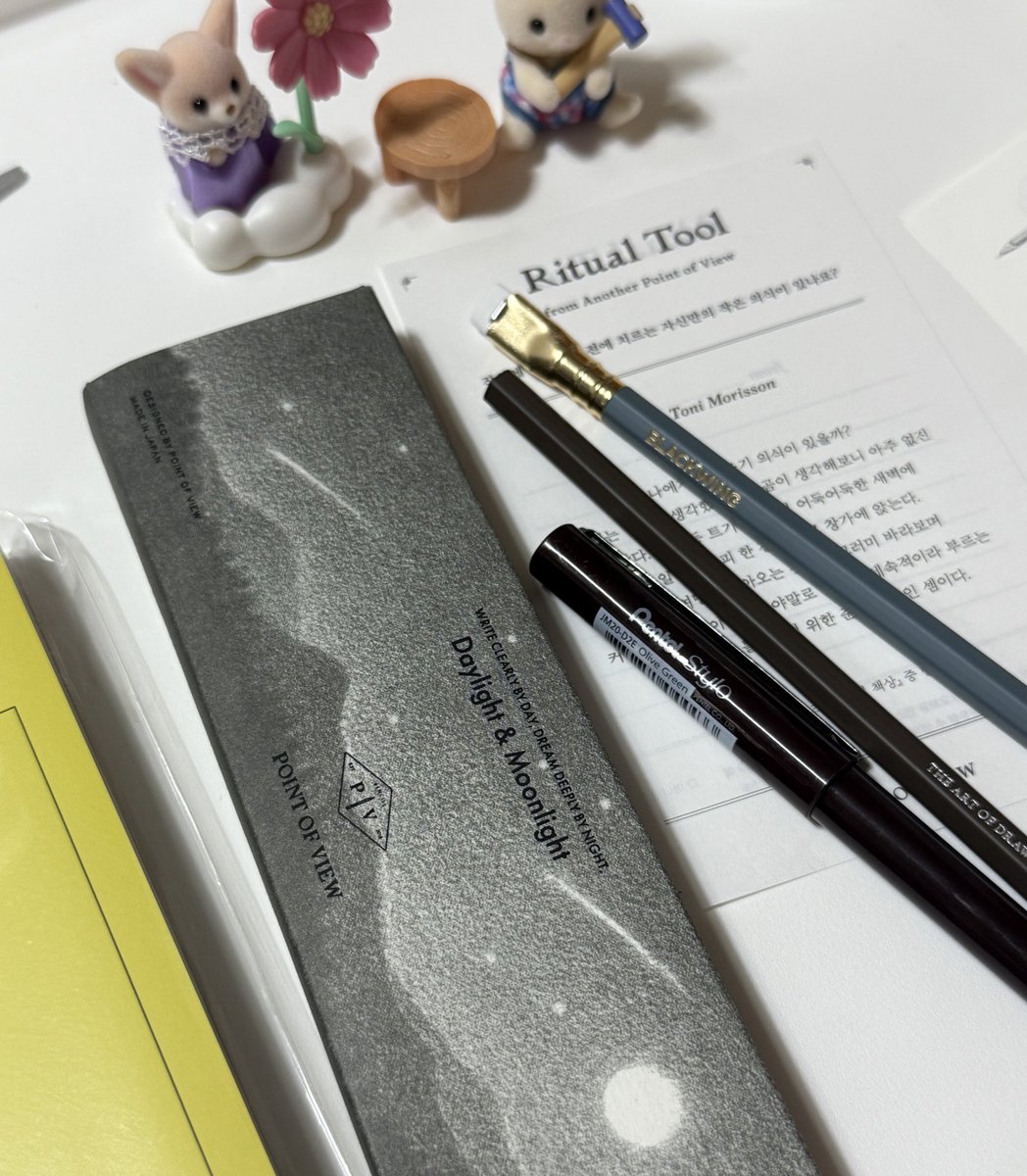 목요작가님 연필 너무 좋다💭

저처럼 블랙윙 소프트같은 쫀득하고 부드러운 질감 좋아하시면 취향일 것 같아요!-!
원래 4B, 6B 좋아하는데 2B도 4B같은 발색이라 좋았습니다,, 디자인도 2B가 가장 마음에 들었어요꙳☄︎ ✴︎