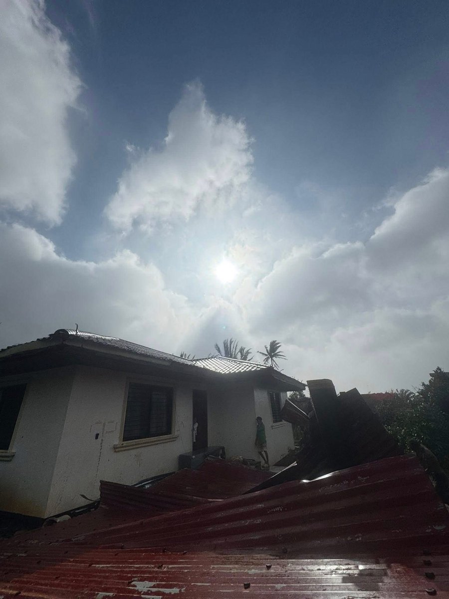 Here's an amazing view inside the eye of Super Typhoon #Ragasa (#NandoPH) over Calayan Island with the classic "stadium effect" in view.

The island is now taking a beating on the other side of the Eyewall and will last for a few more hours.

📷: Almira Morning