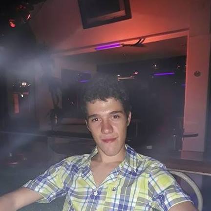 'ajmo twiter zajednico. Persona je nastavnik u V beogradskoj, došao umesto oteranih profesora.
Ne zna da predaje, prepisuje sa telefona...
Jedno odeljenje ga je zafrkavalo i sada škola traži izjave svakom učeniku i roditelju pod pretnjom!
Sumnaj se da ima škole...
Zna li ga neko?