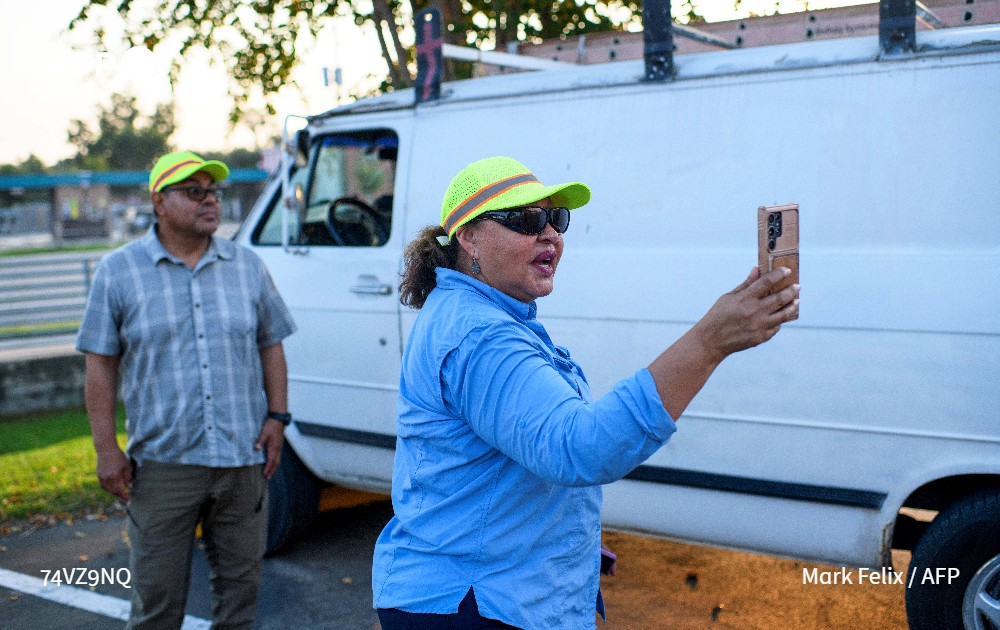 بتنبيهات إلى توخي الحذر، وتمنيات أن يعود الجميع إلى بيوتهم سالمين، تبدأ المكسيكية الأميركية مارتينا غريفالدو عبر #فيسبوك يومها، وتواظب في ساعات النهار التالية على تحذير متابعيها البالغ عددهم 171 ألفا من مداهمات يمكن أن تنفذها شرطة الهجرة.

u.afp.com/SWZB #فرانس_برس 

✍️