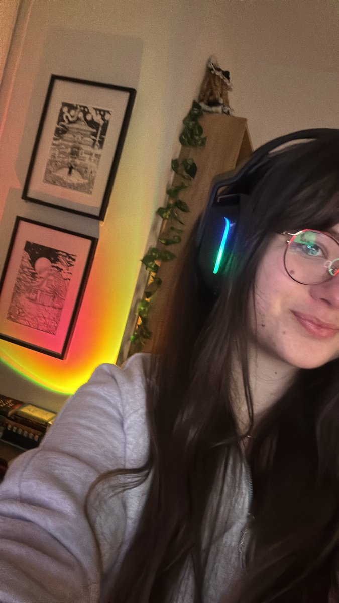 Hey look I’m live again! What! That’s crazy!! 
Come watch more #hollowknightsilksong 

twitch.tv/renaissance101