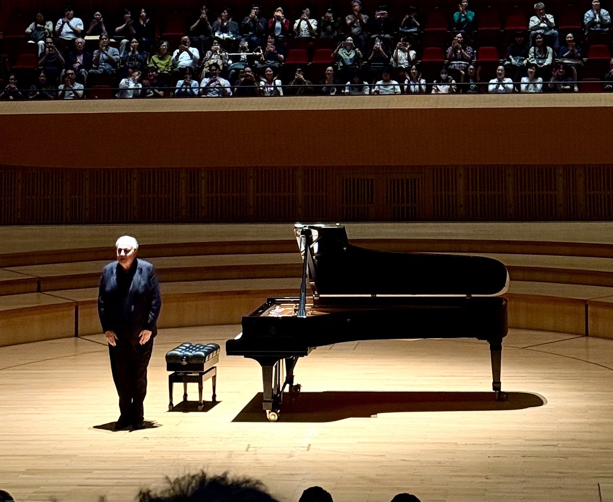 November522's tweet image. 예핌 브론프만. 브람스 소나타. 슬픔이 폭풍우처럼 몰려왔다. 프로코피에프. 태풍에 휩싸여 밀려가는데 왜 이리 황홀한가!  앵콜 차이코프스키, 라흐마니노프, 리스트.  내가 공연을 끊지 못하는 이유를 확실하게 알았다. 가뭄에 쩌억쩍 갈라진 밭에 단비를 흠뻑 맞고왔다. 가을이었고 밤이었다.