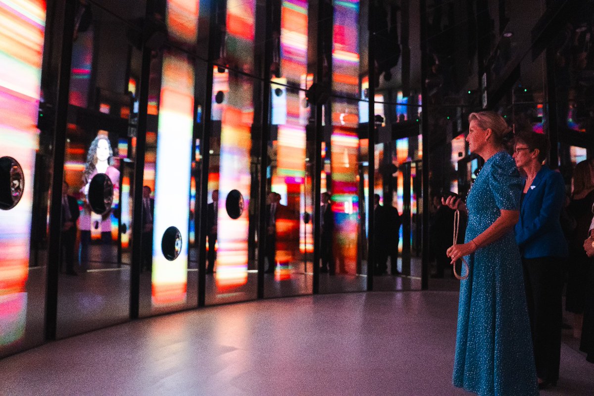 エディンバラ公爵夫人殿下は #Expo2025 のウーマンズ・パビリオンをご訪問になり、女性リーダーやアーティスト、活動家たちの声に耳を傾けられました。
続いて、公爵夫人殿下はジェンダー平等と女性活躍の推進をテーマにした国連のパネルディスカッションに出席され、開会のご挨拶を述べられました。