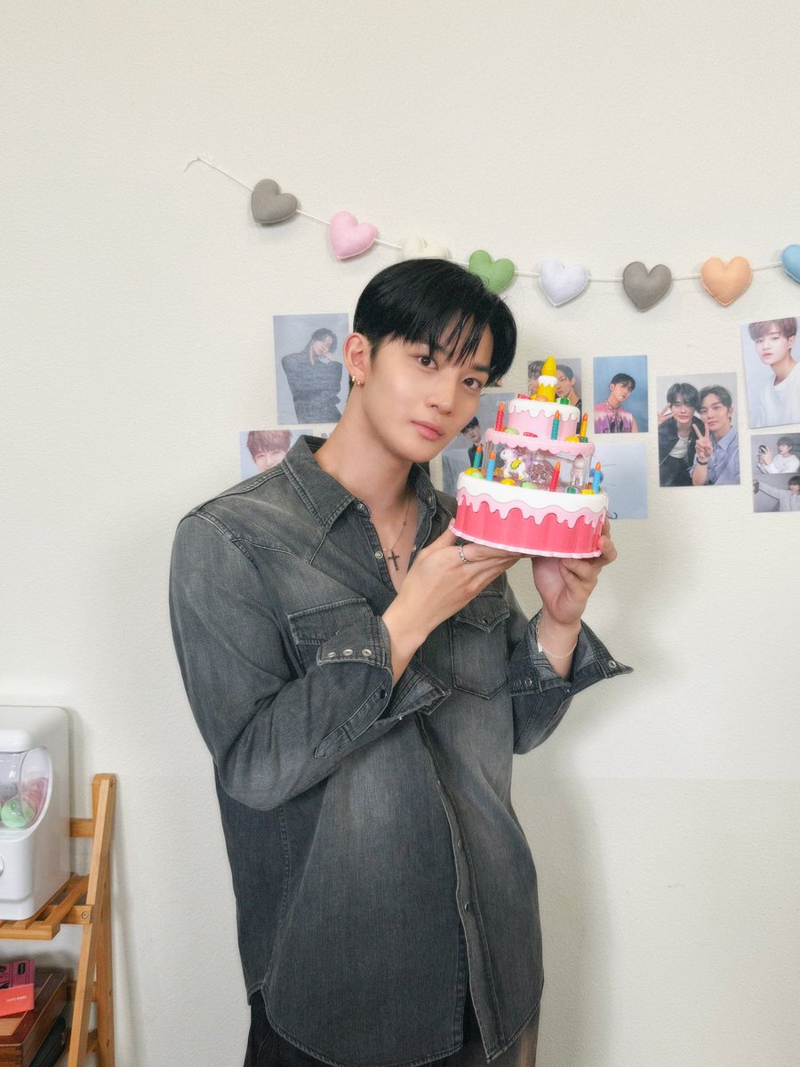 [🎥] 작은 얼굴에 잘생김이 꽉 찬
배진영 넌 내가 지킨다✨

⇣⇣⇣지녕이 지키러 같이 갈 배어 모여라⇣⇣⇣
🔗 youtu.be/xDsIh91nLf8?si…

#배진영 #BAEJINYOUNG