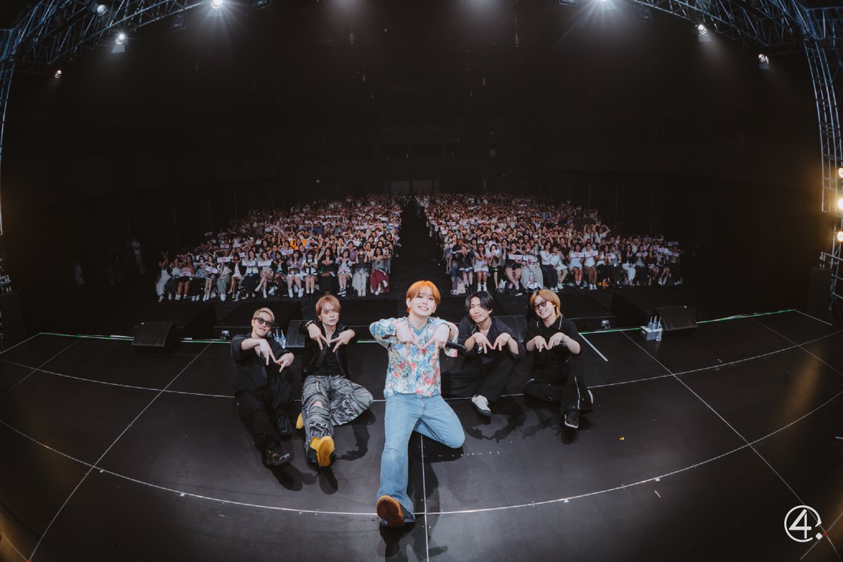 webstarupdate's tweet photo. “มาชิโฮะ” จัดเต็มทุกความฟิน ไทยโคลเวอร์ หอบความสุขกลับบ้านแบบล้นใจ ใน “MASHIHO ULTRA VIOLET TOUR 2025 IN BANGKOK” 

#EventThai #EVTC #ULTRAVIOLETTOUR2025INBKK #マシホ #MASHIHO_clovers #MASHIHOINBKK #Clovers #มาชิโฮะ #UVツア #HYLIVE #FifthGlobal

จัดความฟินให้แฟนๆ จัดเต็ม สำหรับ “มาชิโฮะ” ที่ขึ้นเวทีสุดพิเศษในคอนเสิร์ต “MASHIHO ULTRA VIOLET TOUR 2025 IN BANGKOK” เมื่อวันเสาร์ที่ 13 กันยายน 2568 ณ PHENIX GRAND BALLROOM, BANGKOK

เริ่มได้น่าประทับใจด้วยการปรากฏตัว พร้อมเสียงดังกรี๊ดสุดฟินในเพลง “Nah” ก่อนที่มาชิโฮะจะทักทายแฟนๆ อย่างเป็นกันเอง และต่อด้วยเพลง “HOLD ME“ ซึ่งสร้างบรรยากาศอบอุ่นขึ้นมาในทันที

จากนั้นเข้าสู่ช่วงพูดคุยกับแฟนๆให้หายคิดถึง และดึงอารมณ์กลับมาเดือดอีกครั้งด้วยเพลงใหม่ล่าสุด ที่โชว์ครั้งแรกในไทยถึง 3 บทเพลง สร้างความประะทับใจให้กับแฟนๆทั่วฮอลล์

แล้วก็ถึงเวลาที่แฟนๆ เตรียมเซอร์ไพรส์โปรเจกต์สุดซึ้ง ส่งตรงถึงมาชิโฮะ ทำเอาเจ้าตัวมีความสุขจนเก็บอาการไม่อยู่

และก็มาถึงช่วงสุดท้ายของคอนเสิร์ต มาชิโฮะเซอร์ไพรส์ปิดเวทีด้วยเพลง “Just the 2 of us” และยังเดินรอบฮอลล์เพื่อทักทายแฟนๆ อย่างใกล้ชิดอีกด้วย ทุกวินาทีเต็มไปด้วยความทรงจำล้ำค่า ที่ทำให้ ไทยโคลเวอร์ ทุกคนกลับบ้านพร้อมหัวใจที่พองโต

ติดตามรายละเอียดกิจกรรมเพิ่มเติมได้ที่

🔗 Facebook : https://t.co/IbROUk7ums