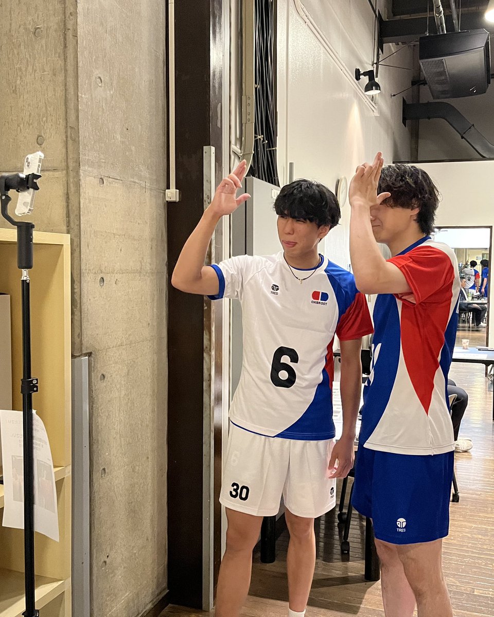 先日行われた、ユニフォーム撮影時に選手の皆さんの好きなユニフォームのデザインを教えてもらいました😊❗
 #松下正明 キャプテンと #松下和暉 選手を発見！
二人でカメラの前でポーズも決めてくれていました🥳
選手一人ひとり個性豊かにカメラの前で答えてくれましたので、動画の公開をお楽しみに🤭