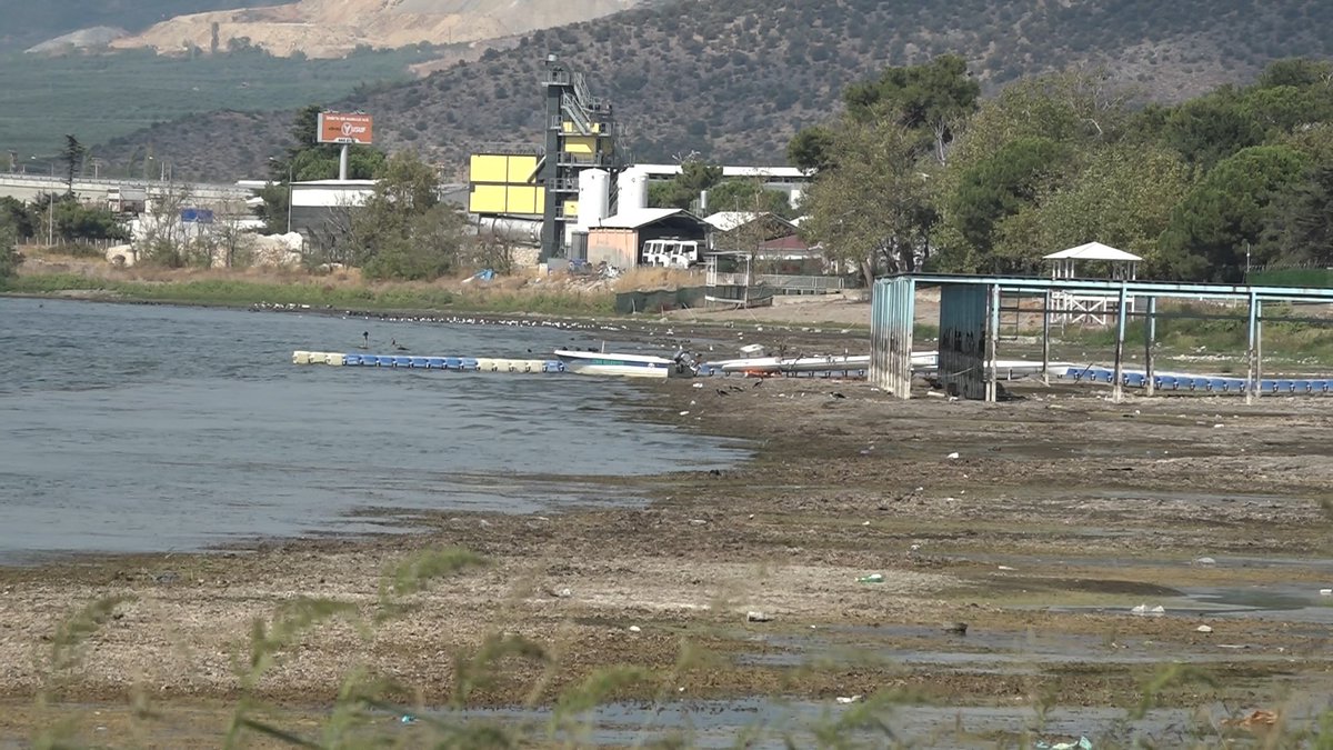 kuzeyormanlari's tweet photo. İznik Gölü kuruyor

Kuzey Ormanları'nın en büyük doğal gölü İznik Gölü hızla kuruyor. Su seviyesi kritik dereceye düşmesine rağmen fabrikalar gölden su çekmeye devam ediyor.

Kuzey Ormanları’nda sürmekte olan yıkım, Marmara ve Batı Karadeniz’de yaşayan sayısız canlı ve milyonlarca insanın su, gıda ve sağlıklı çevrede yaşama hakkını yok ediyor.

Orman yoksa su da yok!