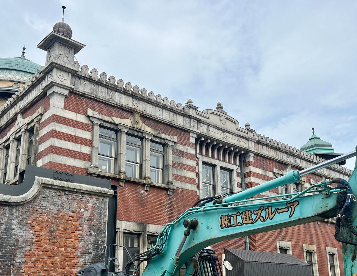 すべての近代建築好きは急げ
国の重要文化財「本願寺伝道院」の南面が今だけ見られる
伊東忠太博士の私も初めて目にした