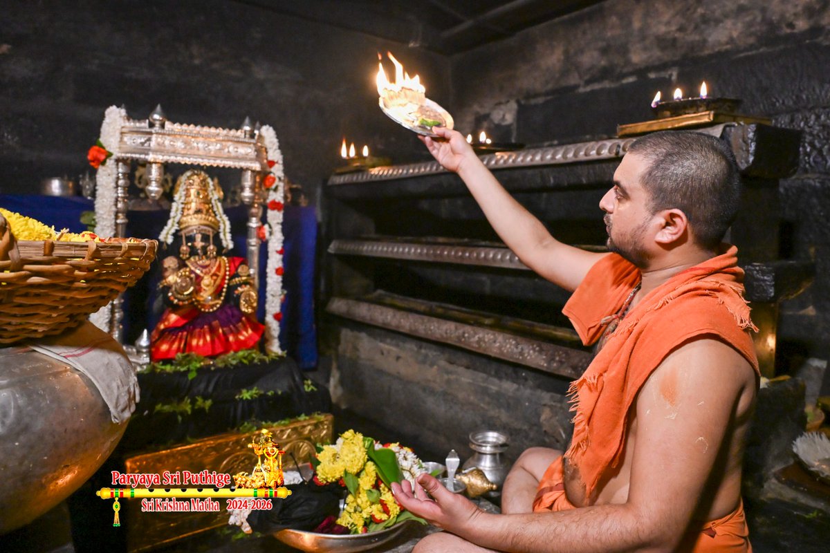 PuthigeSri's tweet photo. Sri Puthige #Vishwa_Gita_Paryaa,Sep 22nd'25(#Navaratri Day 1)

ಉಡುಪಿ ಶ್ರೀ ಕೃಷ್ಣ ದೇವರಿಗೆ "ಕುಂಜಾರುಗಿರಿಯ ಕುಬ್ಜ ಕುವರಿ" ಅಲಂಕಾರ/"Kunjarugiriya Kubja Kuvari" Alankara 

Abhishekha &amp; Alankara Pooja by HH Sri Sushreendra Theertharu,Paryaya Sri Puthige Sri Krishna Matha,Udupi https://t.co/wARdS76LqK