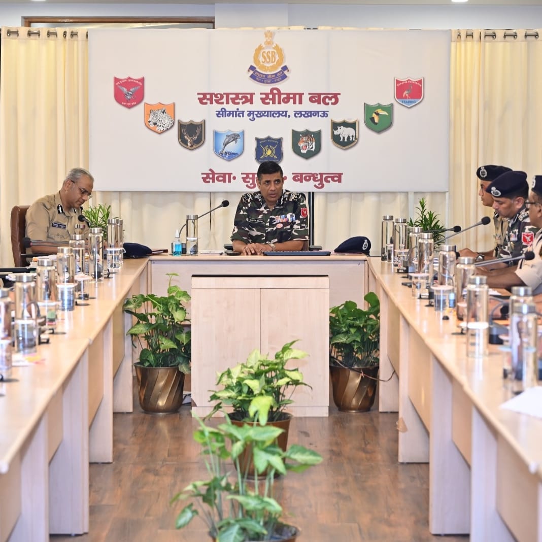 SSBFTRLUCKNOW's tweet image. महानिदेशक, सशस्त्र सीमा बल श्री संजय सिंघल, भा.पु.से. ने लखनऊ स्थित सीमान्त मुख्यालय में सीमा सुरक्षा की व्यापक समीक्षा की और आवश्यक दिशा-निर्देश दिए। #SSB #DGSSBonTour #BorderSecurity #SeemaSuraksha #IndoNepalBorder #FrontierLucknow 
@HMOIndia @SSB_INDIA @PIBHomeAffairs