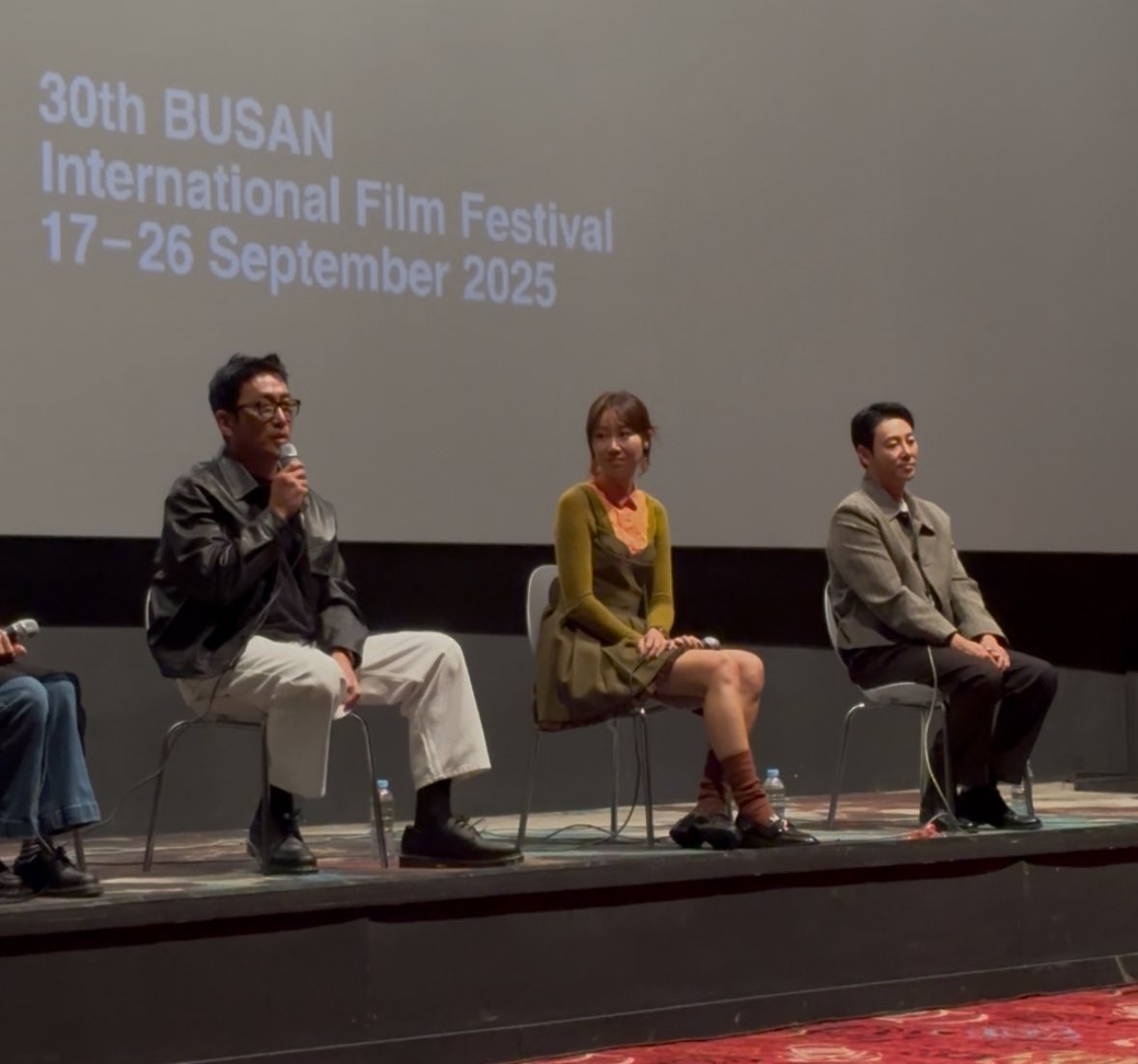 lakelake0325's tweet photo. 2025.09.18 #윗집사람들 GV
音楽も映像も雰囲気も最高の映画だった〜！なにより上映中に周りでたくさん笑いが起こってて劇場内の雰囲気がすごく良かったのが嬉しかった😆映画祭に来たんだな〜って実感🥹12月の公開でまた見れるのが楽しみ！！ https://t.co/iFF4U9byBS