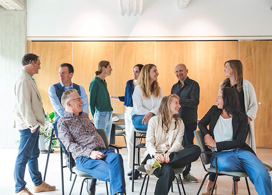 HNTB_nl's tweet photo. Geslaagde teamdag
 
We hadden weer veel te bespreken tijdens onze teamdag. Van de voorbereidingen op ons 25-jarig jubileum tot onze visie op AI als professioneel tekstbureau. Wij zien AI vooral als een nuttig hulpmiddel, maar blijven kritisch waar en hoe we het inzetten. https://t.co/Yzs5BFxz1z