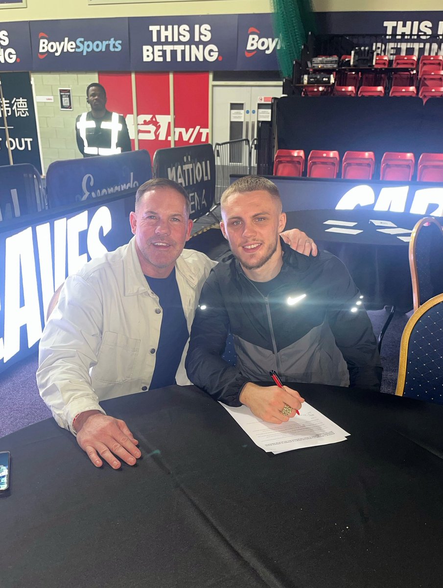 ✍🏼 Signed, sealed &amp; ready for another year!
Buzzing to extend my management deal with <a href="/CarlGreavesPro/">Carl Greaves</a> 🤝🏼 Big year ahead and I can’t wait to show what’s coming 👊🏼🔥

Straight back in the mix for the area title next.
LFG 🪖😤

#Tenacious #TeamRivers #StrapSzn