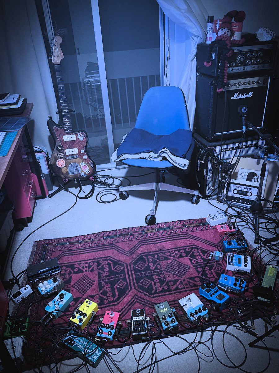 Canis Lupus 部屋練。プレキシ系JHS Charlie BrownとTS系Duncan 805。どちらもEQが３つ付いてる。dipのような音を出したいならその選択はアリです、とChatGPTが云ってくる。オレがdipのメンバーだとまだ教えてない。ヤマ