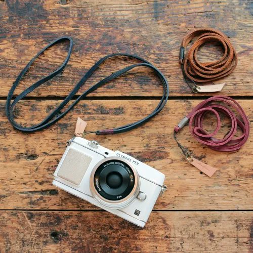 monogram_cp's tweet image. 【monogramオンラインストア】コンパクトカメラ、携帯電話などを首から提げられる「ネックストラップ（ひもタイプ）ネイビー」再入荷しました。革素材はタンニンなめしオイルレザーで非常にやわらかく肌触りのよい質感。見た目にも高級感のある仕上がりになっています。
camepstore.com/?pid=33005428