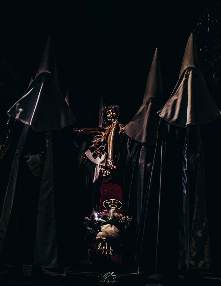 Hoy queremos felicitar a nuestros queridos hermanos de la Cofradía de las Siete Palabras de Jesús en la Cruz - <a href="/7palabrasleon/">Siete Palabras León</a>-, quienes celebran su LXIII aniversario fundacional.

¡Que sea enhorabuena, hermanos!

#PorSiempreRedención 

📸 NH Álvaro Ramón

#LeonEsp #SSantaLeon