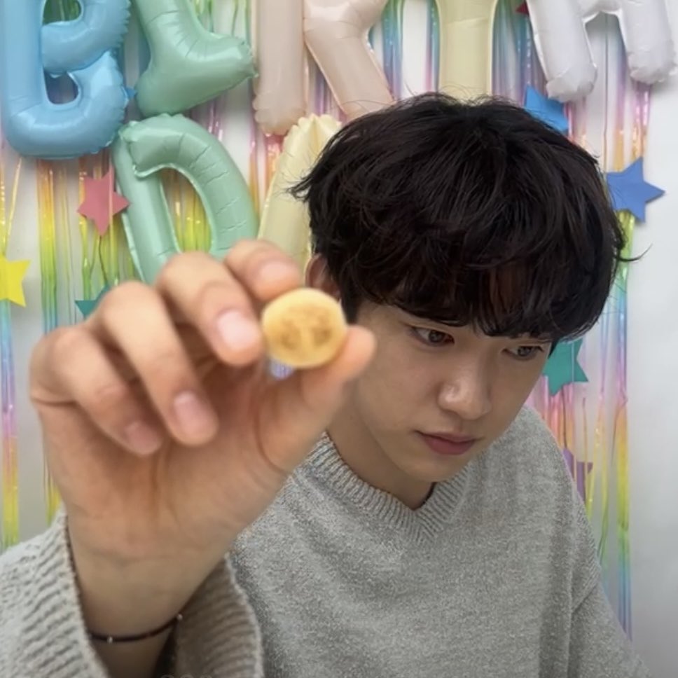 뭐라고써져잇는지몰르겟고그냥녕님이랑칸쵸둘다한입에넣고싶어요