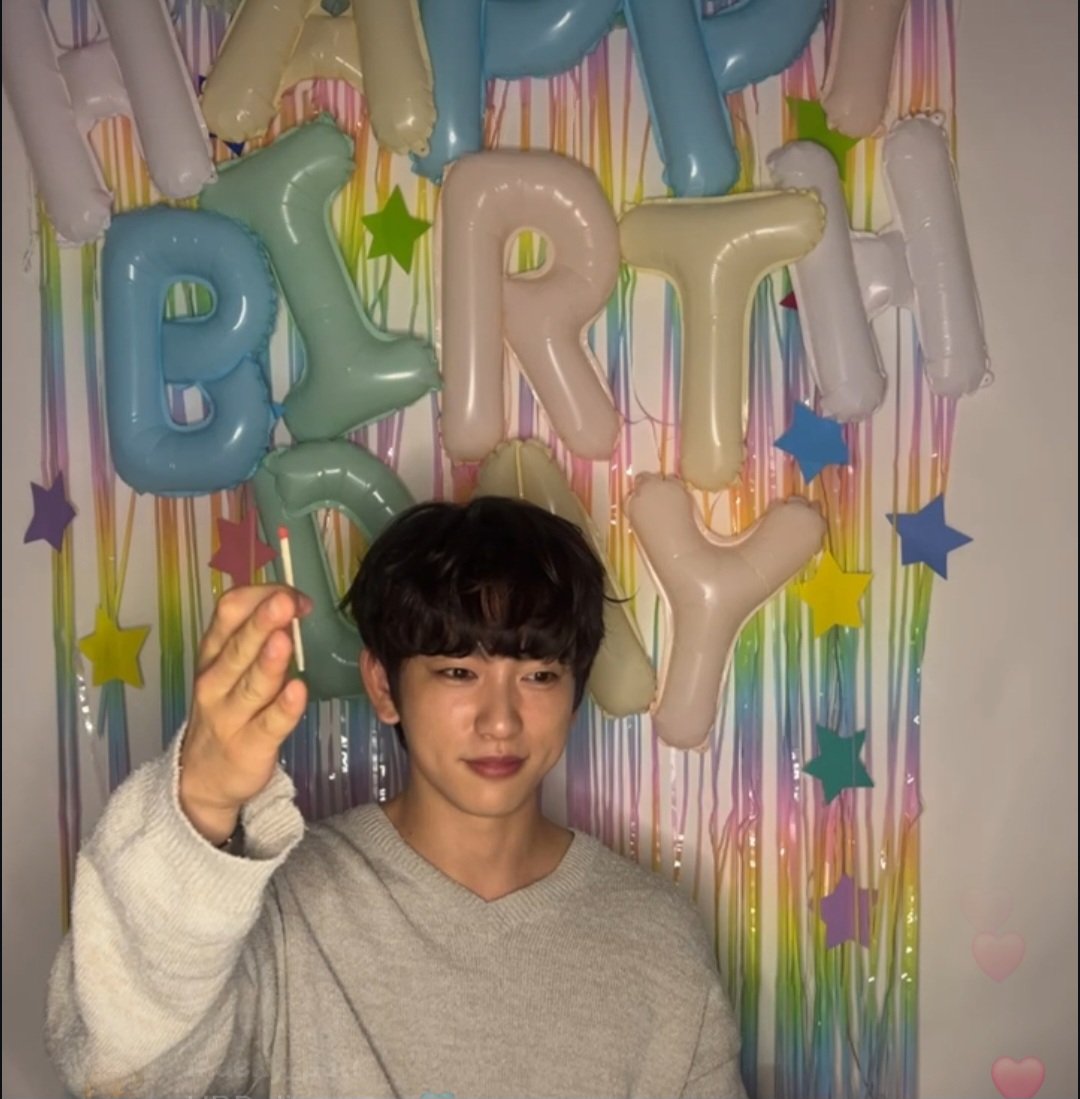 arryhapt_'s tweet photo. ร้องเอง เป่าเอง (เกือบ)ไหว้เอง จย.เปงคนไทยยย!!! พ่อพระเอกหล่อเกิ๊นนนน 🎊🐯.
 เอ็นดรูวส์ ขอให้ศลป.คนโปรดมีความสุขมากๆน่ะ 
Happy brithday Have a nice day naka .🍰🎂
@JINYOUNG
#DiveInto31WithJinyoung https://t.co/9XjVYgaEQz