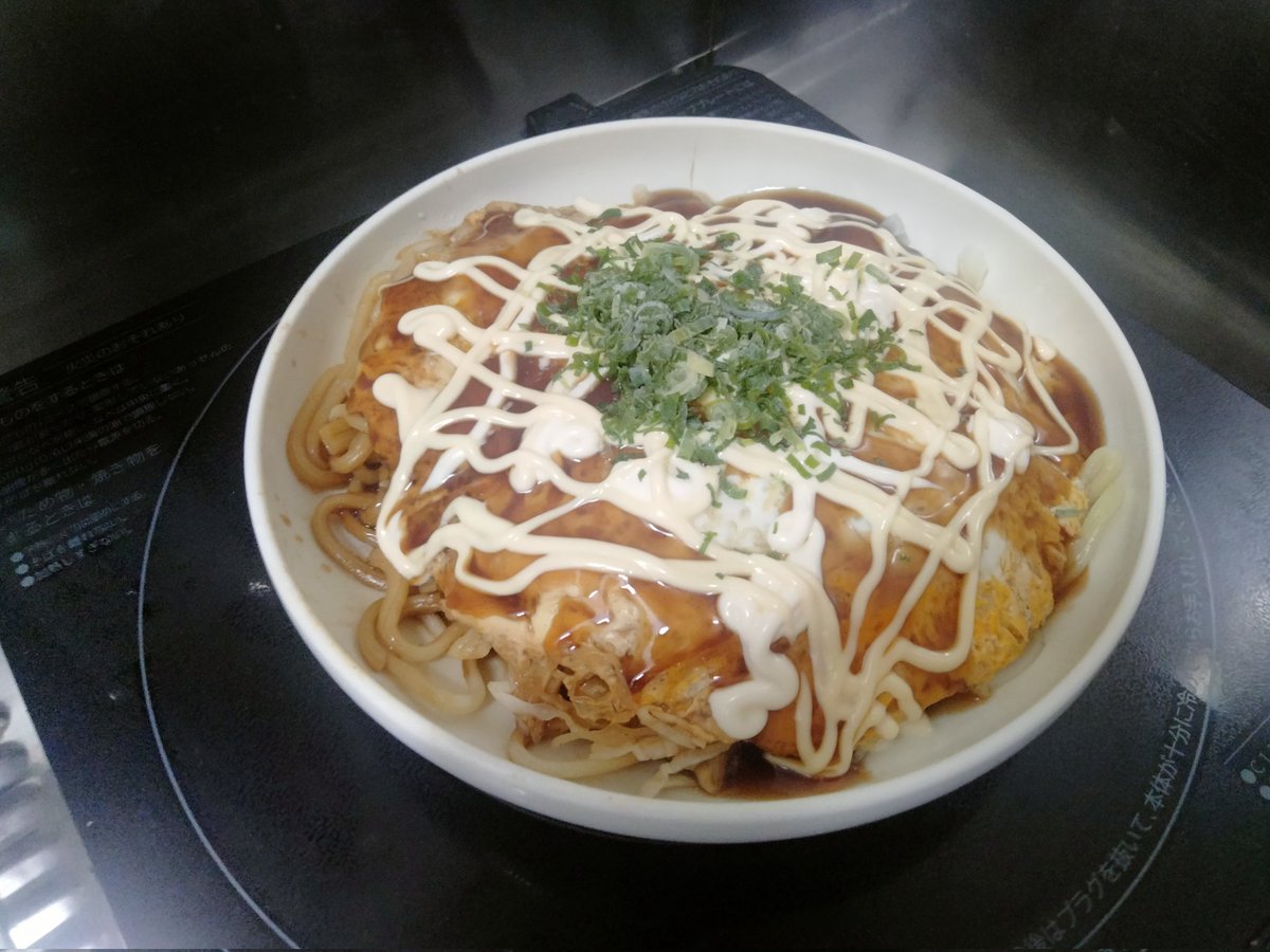 今日の夕飯は簡単オムソバです🥳
平皿にラップしいて、卵2個ほぐして、その上からキャベツの千切りを乗せて、焼きそば麺を乗せて、焼きそばソースをかけて、ラップして、600Wでレンジで5分チンすれば出来上がりです🥰
簡単で美味いんだな！これが！😋