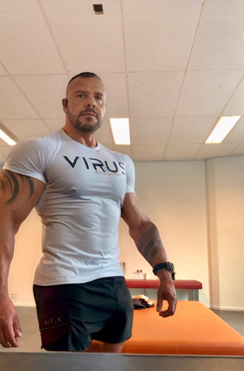 roidmusclelove1's tweet photo. Virus on my shirt, Daddy in my veins. 🍆
One look and you already know… you’re not walking straight after this.
#NSFW #MuscleDaddy #AlphaStud #HungAndThick #TattooedBeast #GymBuilt #DomEnergy #CockAndThighs #ObeyDaddy #RawPower https://t.co/g60N9TgEjr