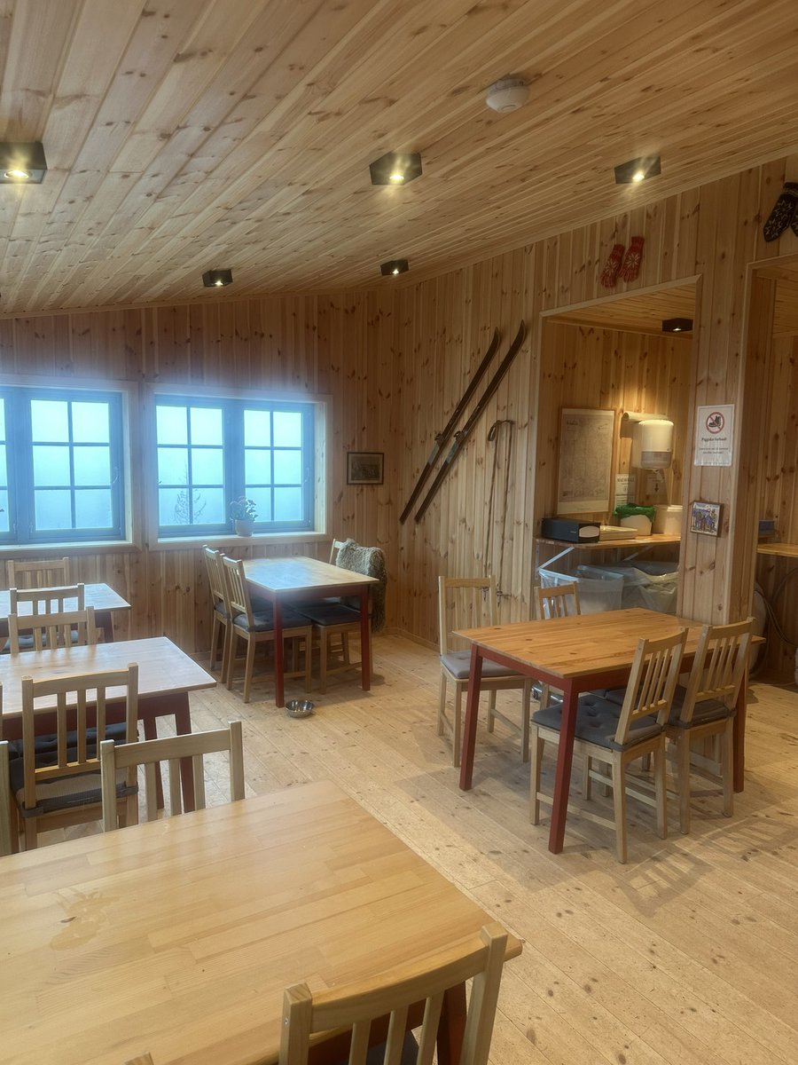 Hundestuen åpen, også kveld🐶 Pinnekjøtt fredager og lørdg. i perioden 7.11 - 6.12, mer info se bilde/hjemmeside, fortsatt 30+ plasser alle dager😊 Kveldsåpent mandag og torsdager til 21, suppe, lasagne og pizza + boller😋 Åpent alle dager med rundstykker, kaker, suppe og pizza😋