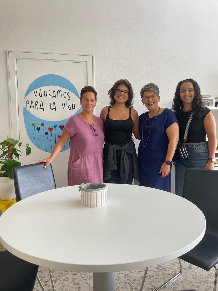 Si hay momentos que nos llenan de alegría es recibir la visita de antiguas alumnas con las que compartimos años y vivencias. Esta vez además, colaborará con nosotras como monitora de Movimiento Calasancio. ¡Gracias, es un gran honor contar contigo!
#SomosCalasancias #YTúQuiénEres