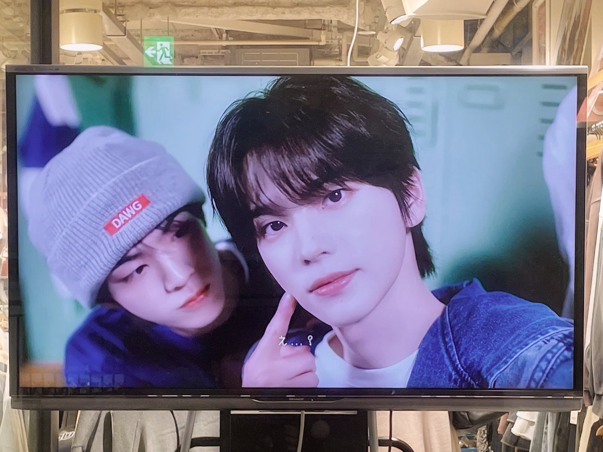 karin_tws's tweet photo. 散歩がてら近所のWEGOに寄ったらTWS飾ってあった💙
店頭の映像も流れてたし、店内はずっとTWSかかっててテンションあがったよ🎶
シニュ着のデニムのアウターMとL両方来てみたけど、両方可愛くて迷った...
#SHINYU #DOHOON #TWS_WEGO #WEGO #2025AUTUMN #ORIGINALITEM https://t.co/HKZdwlozKz