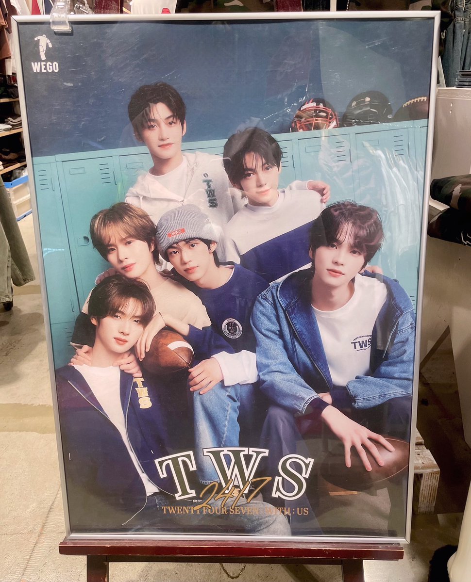 karin_tws's tweet photo. 散歩がてら近所のWEGOに寄ったらTWS飾ってあった💙
店頭の映像も流れてたし、店内はずっとTWSかかっててテンションあがったよ🎶
シニュ着のデニムのアウターMとL両方来てみたけど、両方可愛くて迷った...
#SHINYU #DOHOON #TWS_WEGO #WEGO #2025AUTUMN #ORIGINALITEM https://t.co/HKZdwlozKz