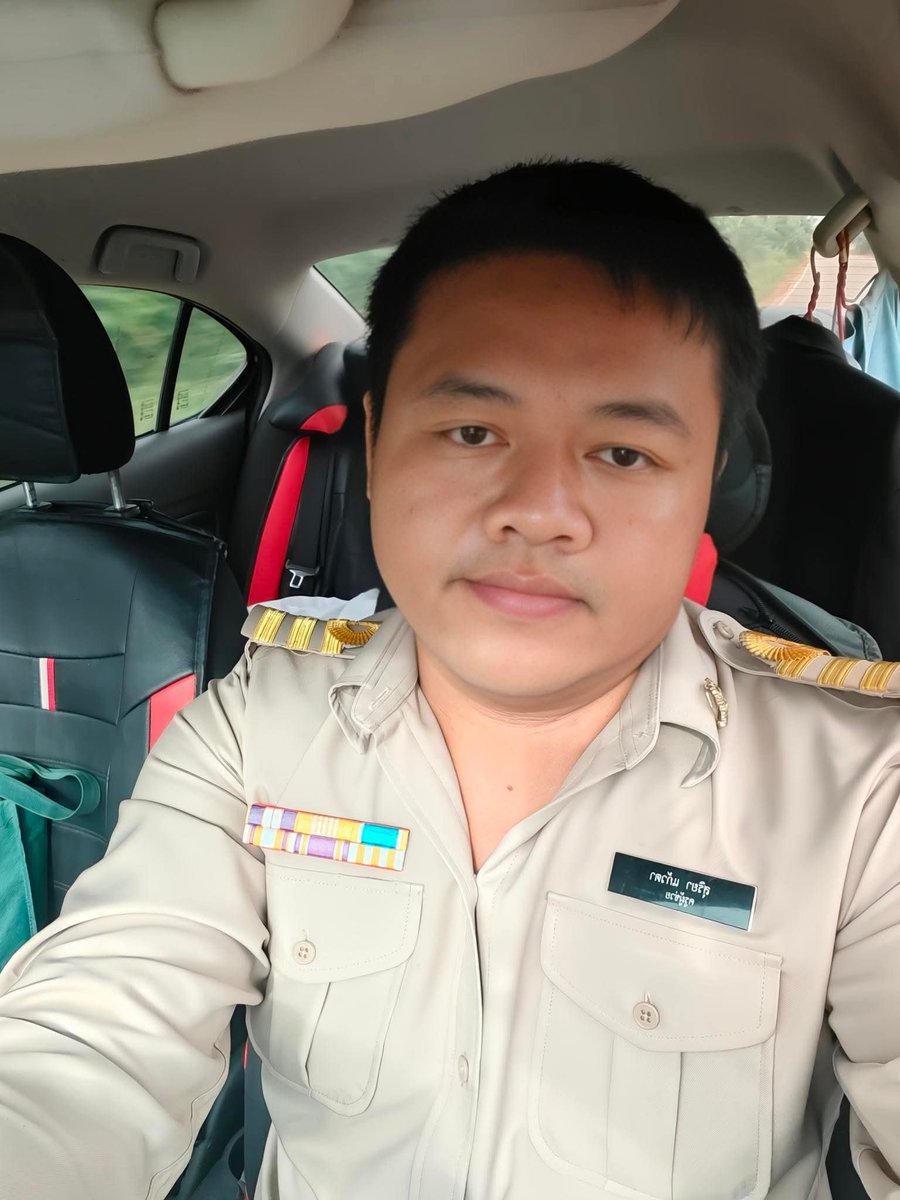 มีใครใจดีช่วยปลดกระดุมให้หน่อย
ชุดแน่นมาก