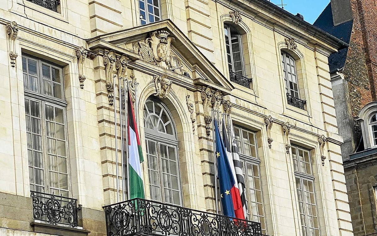JulienMasson35's tweet image. Drapeau palestinien sur la mairie de #Rennes : la Maire PS veut uniquement plaire à son extrême gauche LFI/EELV à 6 mois des municipales. 
L’extrême gauche déteste notre drapeau 🇫🇷, importe les conflits et bordélise notre démocratie. 1/2 ⬇️