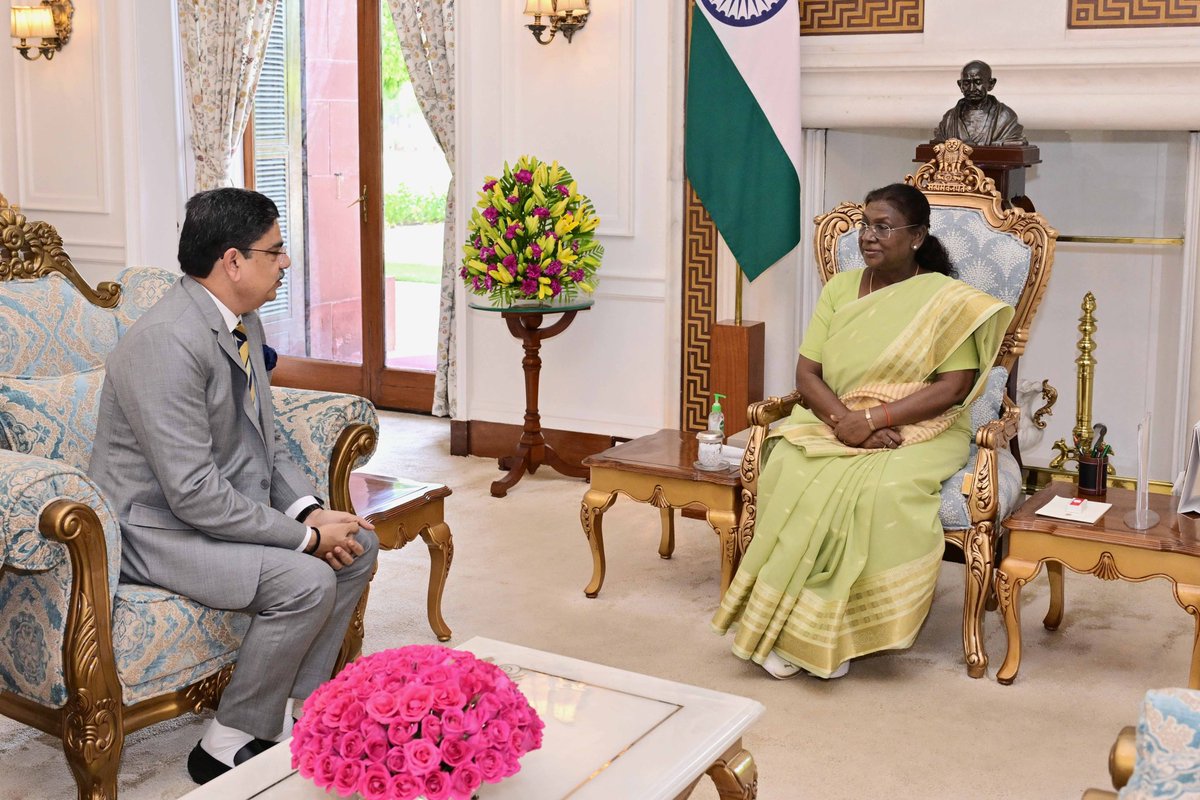 Professor Alok Kumar Rai (@profalokkumar) on Twitter photo Received blessings of Hon’ble Her Excellency President of India and apprised her of the state of affairs and future plans of <a href="/IIM_Calcutta/">IIM Calcutta</a> . She also shared her vision for the institute.
It is worth mentioning that Madam President is Hon’ble Visitor of the institute. Received blessings of Hon’ble Her Excellency President of India and apprised her of the state of affairs and future plans of <a href="/IIM_Calcutta/">IIM Calcutta</a> . She also shared her vision for the institute.
It is worth mentioning that Madam President is Hon’ble Visitor of the institute.