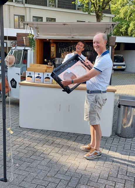 In september, tijdens de  Burendagen, zorgt  SonenBreugelVerbindt voor een extra zoete verrassing: vlaai voor de buurt! In het kader van verbinding en ontmoeting delen we  gratis vlaaien uit van De Plus aan hen die samen met de buurt iets organiseren #senb