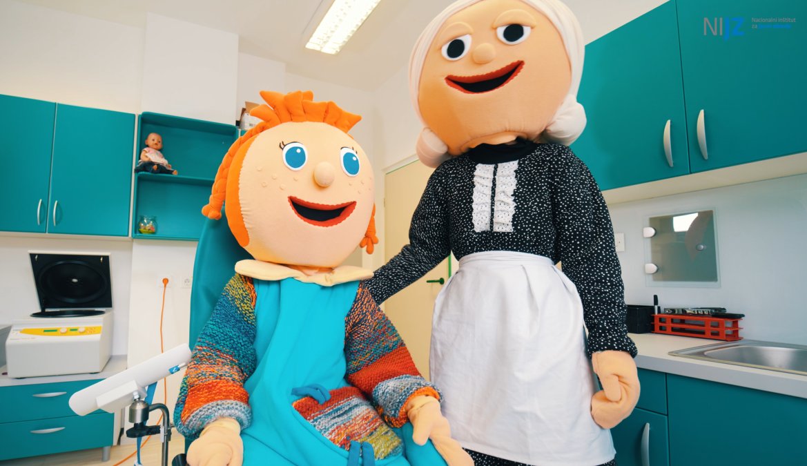 AnaStruc's tweet image. Že več kot 20 let na @NIJZ_pr na Koroškem spremljamo vsebnost svinca v krvi otrok. Letos jih je vabljenih 552. Prvi odvzemi vzorcev so že jutri. 

Naši maskoti Mici in Bica pa obiskujeta vrtce in otrokom na igriv način predstavljata preventivne ukrepe.

 sanacija-svinec.si