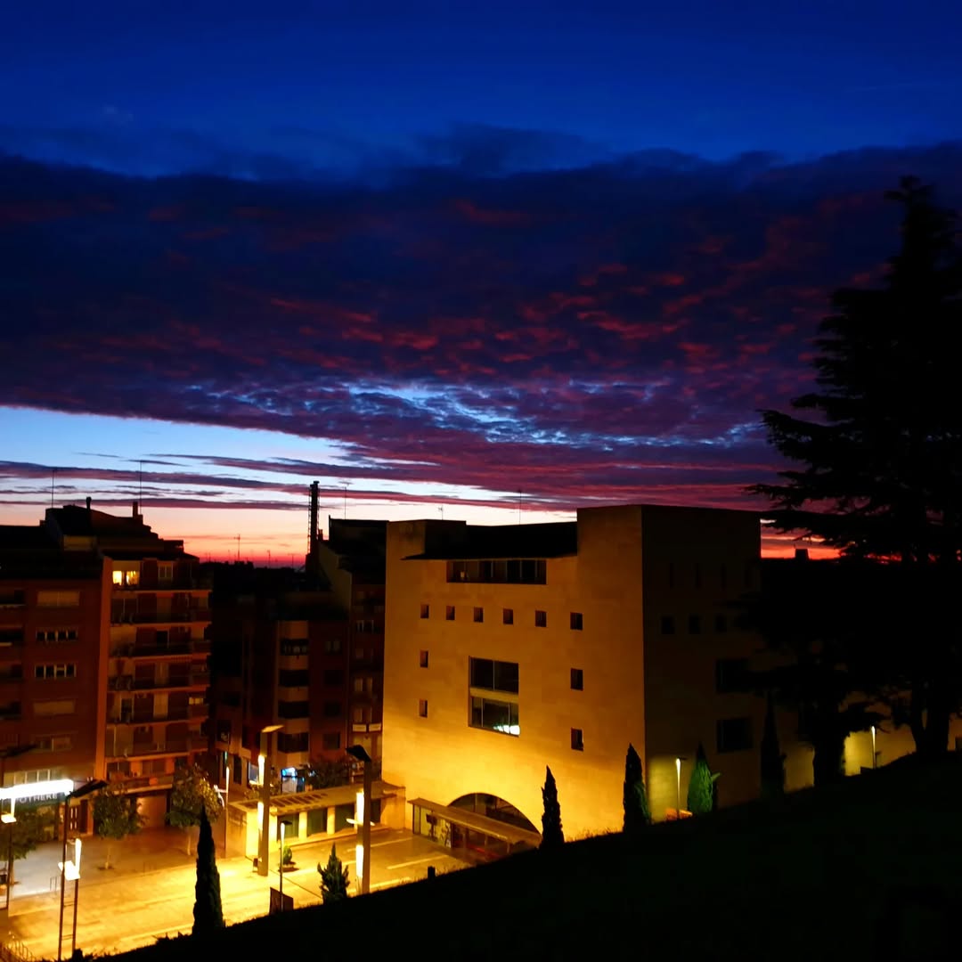 Cau la nit a la ciutat.

📸 @martasolart3 #Segrià #TerradePonent

#SegriaTurisme #TerresdeLleida #Lleida #Turisme #AraLleida #ADNLleida #BiosphereDestination #postadesol #posta #sunset

@ccsegria <a href="/aralleida/">Ara Lleida</a> <a href="/catexperience/">Catalunya Experience</a>