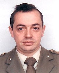 #TalDiaComoHoy de 2008 (sólo han pasado 17 años) #ETA asesinó en #Santoña al brigada de artillería Luis Conde cuando pasaba unos días de vacaciones con su mujer, estallaron una furgoneta con 100 kg de explosivos, buscaban otra masacre.

¡Esto era ETA hasta casi ayer! 🧵