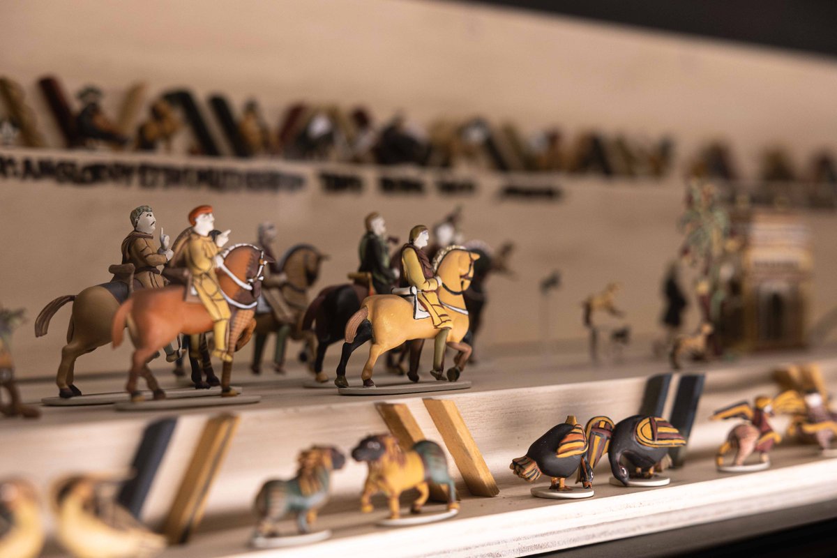 RegionNormandie's tweet image. Découvrez la #Tapisserie de #Bayeux en 3D ! ✨⚔️

La Maison Pixi met en scène les 15 premiers mètres de l’épopée de Guillaume à l'aide de figurines 3D.
L’#exposition est visible jusqu’au 15 mars 2026 à l’Abbaye aux Dames à Caen.➡️ normandie.fr/tapixie-de-bay…