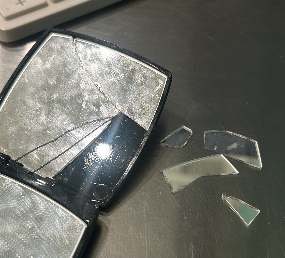 指紋だらけすぎるけどお気に入りの𝑪𝑯𝑨𝑵𝑬𝑳の手鏡とうとうバラバラに割れてもた悔しい😭😭