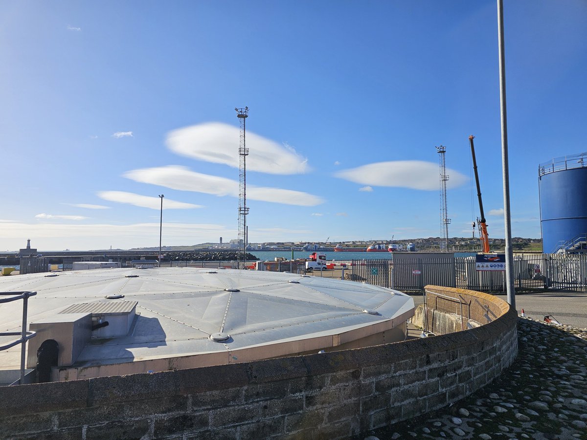 petemiff's tweet photo. Is it just me or are those clouds out of focus? Are they lenticular #clouds #bbcweatherwatchers https://t.co/MgqmZvb5p3