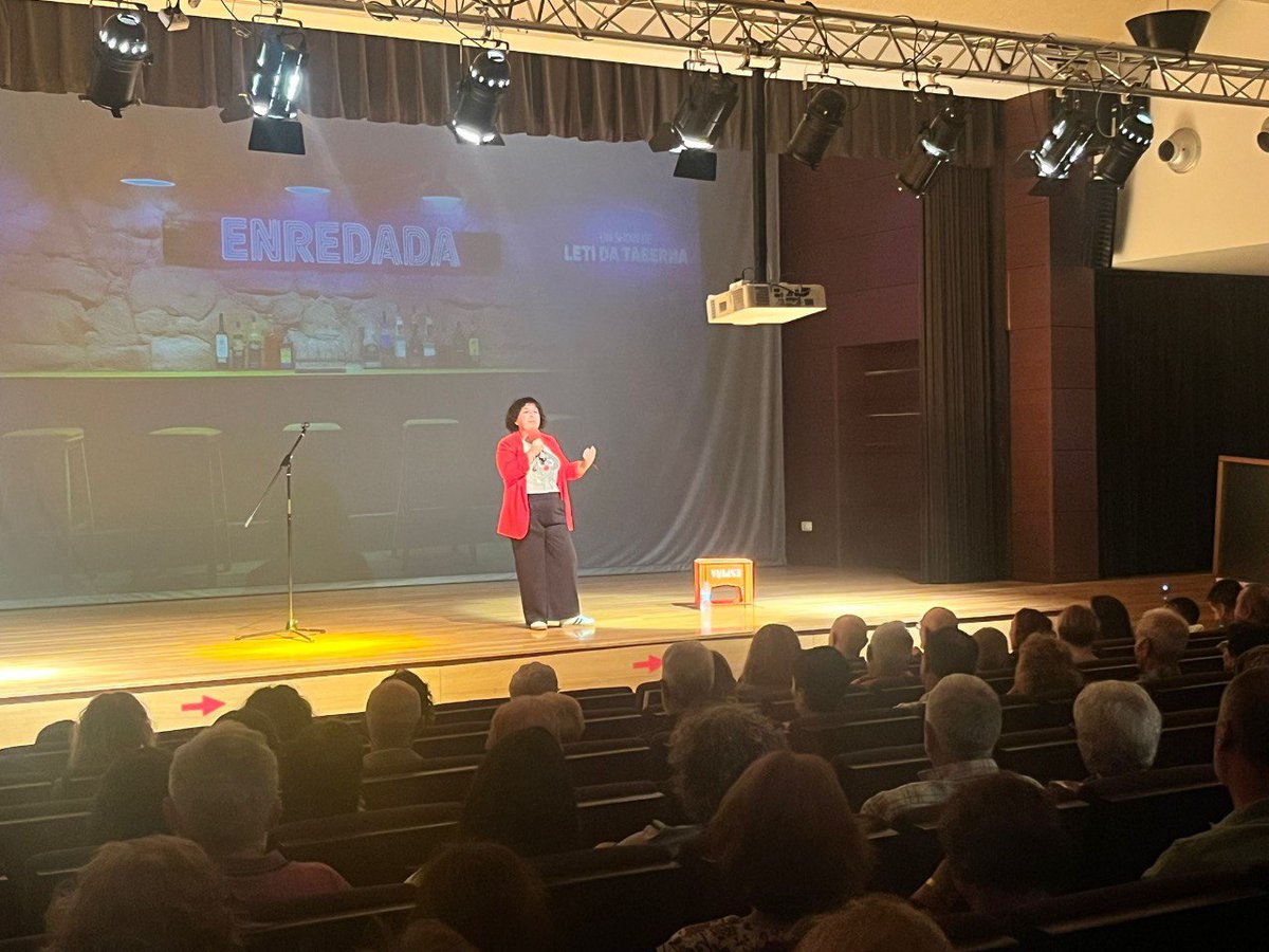 🗣️ Este pasado sábado, 20 de setembro, a monologuista Leti da Taberna fixo rir a todo o público na Senra. 

📲 A través de "Enredada" a humorista reflexionou sobre as redes sociais e a relación das persoas con elas.

🙌 O éxito de arranque do 'Outono Cultural' foi total!