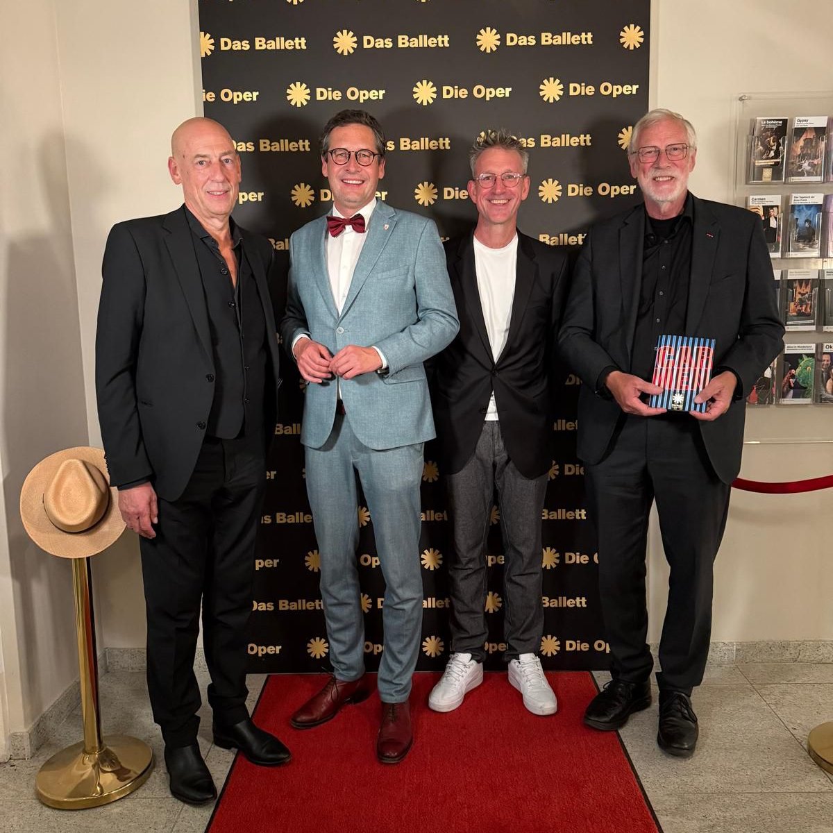 sachsenanhalt's tweet photo. Orchester und Ensemble in Hochform: In der Oper #Halle (Saale) besuchte Kulturminister #Robra die Premiere einer bildgewaltigen #Carmen. Regie führte Intendant Walter #Sutcliffe. Bei seinem Besuch traf Robra auch Klaus Dörr, den neuen Geschäftsführer der #TOOH. #KulturLSA https://t.co/1nFEoruuCd