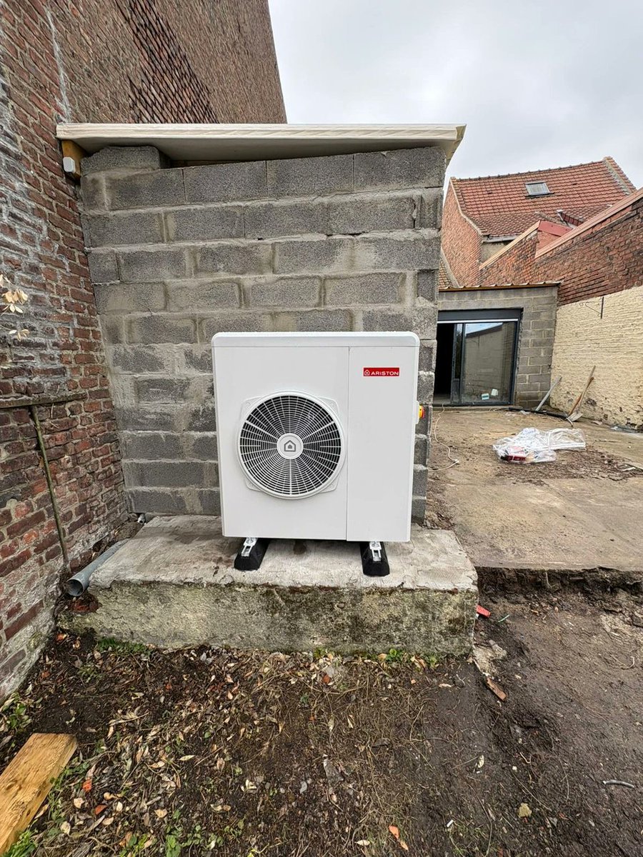 Planete_Service's tweet photo. 📸 Installations de ces dernières semaines
👉 Pose de pompes à chaleur air/eau Ariston &amp; LG par nos équipes.
Résultat :
⚡ Des foyers libérés du gaz
🌍 Des économies d’énergie durables
💨 Un confort thermique garanti toute l’année

#PompeAChaleur #LG #Ariston #PlaneteService https://t.co/niQuA4huHl