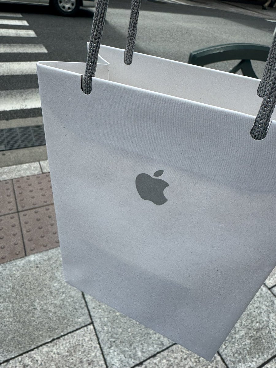 なんか昨日までに届くって書いてたのに急に来月になったからお店で買った方がいいやろってなって買った✌️
イヤーピース変えたいのに全然取れない助けてほしい😇😇😇😇