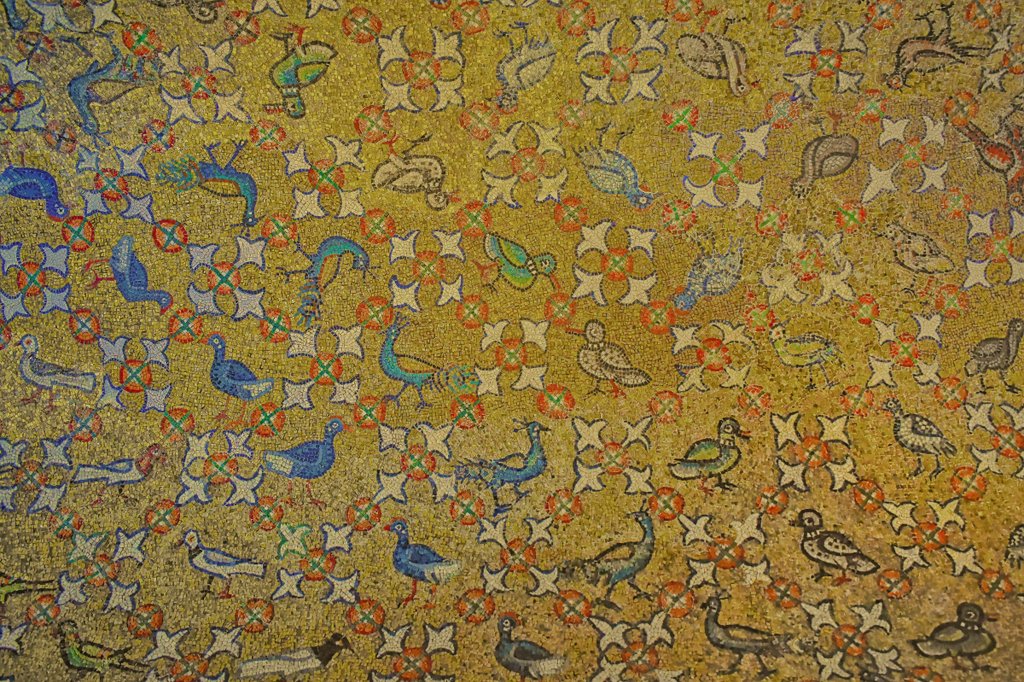 Precioso este mosaico cuajado de aves de diferentes especies entre flores de loto en la bóveda del vestíbulo de la Capilla del Palazzo Arcivescovile de Ravenna 🇮🇹 #MosaicMonday