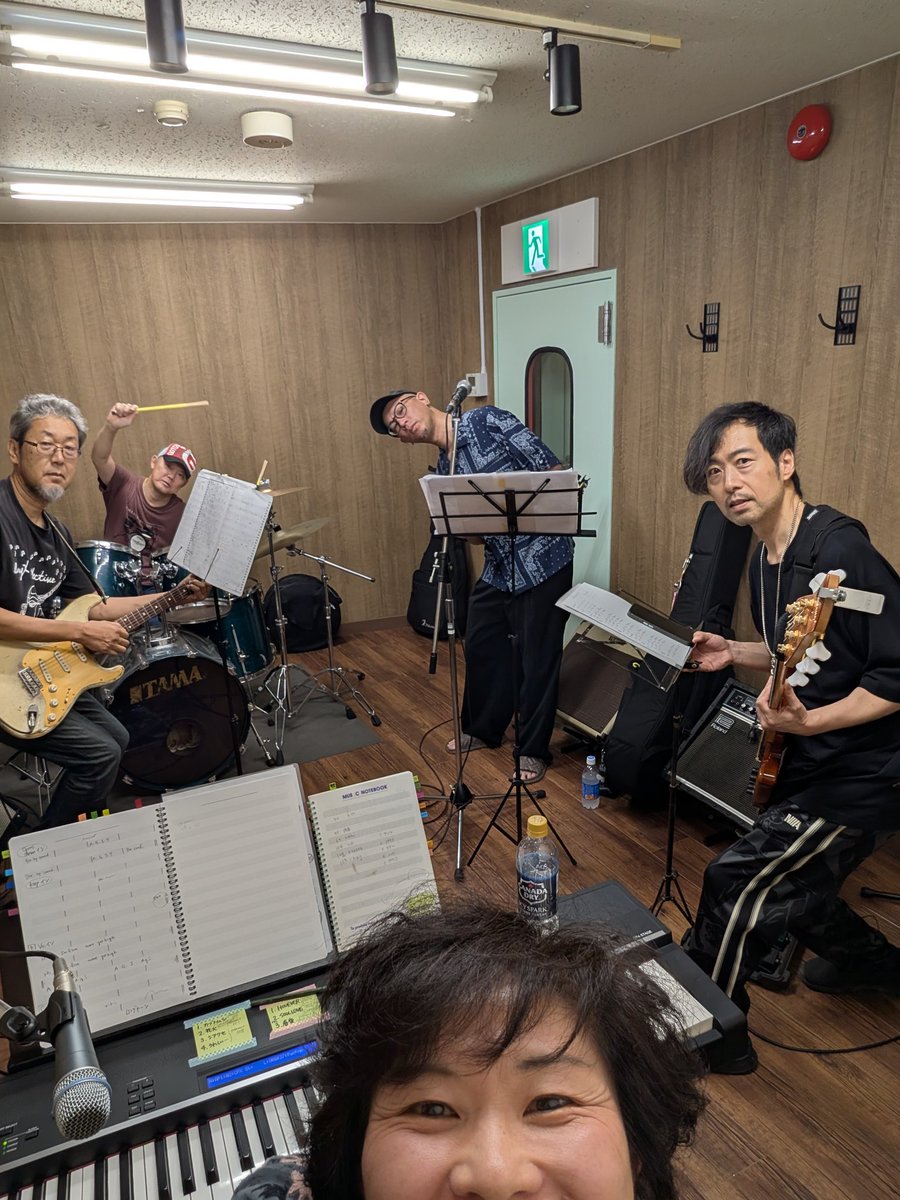 SawingD's tweet photo. 日曜はリハでした！
メンバー全員集まってのリハ懐かしい〜w
10/11、長岡は音楽食瞠さんで新曲やります！出番は20時頃の予定。
ご予約は1500円+1drinkです。
ライブはお昼からのスタート！たっぷり楽しめます。ぜひ遊びに来てください。 https://t.co/aypHlIoYZJ